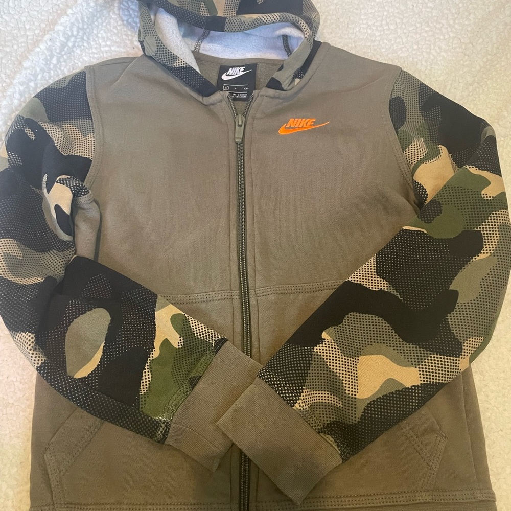 Nike YOUTH SMALL camo zip-up
